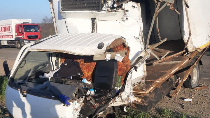 В Абинском районе один человек пострадал при столкновении рефрижератора с фурой на встречке