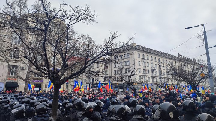 Митинг в Молдавии: пикетчики перекрыли центр столицы, а полиция применила силу к протестующим