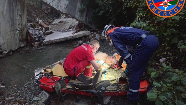 В Сочи мужчина, недавно перенёсший инсульт, упал с четырёхметровой опорной стены