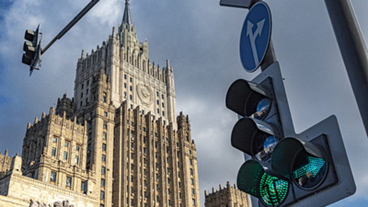 Водителя оштрафовали за проезд перекрёстка на зелёный свет: Юрист дал совет