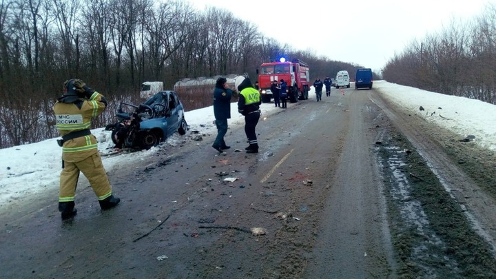 В Ростовской области в аварии на трассе разбились четверо человек
