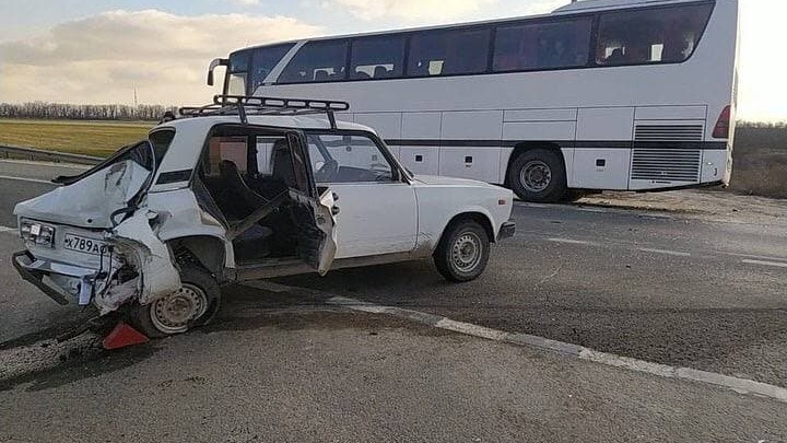 В Ростовской области автобус с детьми протаранил легковую машину