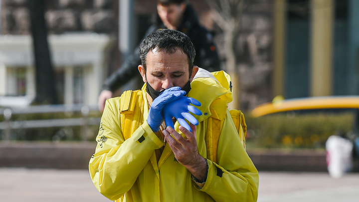 Немедленно разувайтесь!: Эксперты оценили вероятность принести коронавирус домой