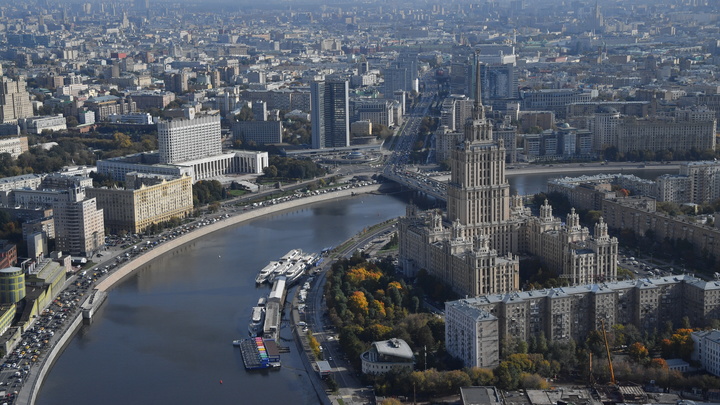 Дрифтовали: две девицы утопили машину в Москве-реке