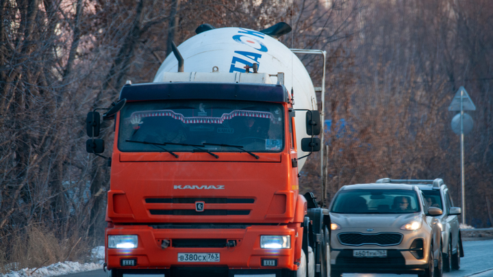 В Екатеринбурге на улице Машинной перевернулась бетономешалка