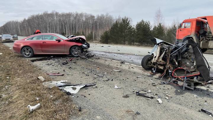Жуткое ДТП под Челябинском: Мерседес всмятку, Ладу разорвало пополам