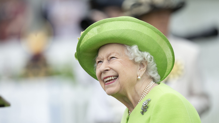 В Германии посмеялись над королевой Елизаветой II: Лысая фигура