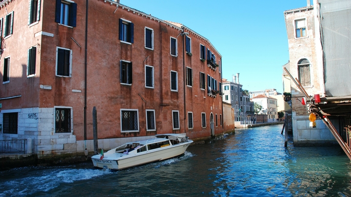 Вы из России? Постойте!: Итальянец остановил двух русских девушек, чтобы выговориться