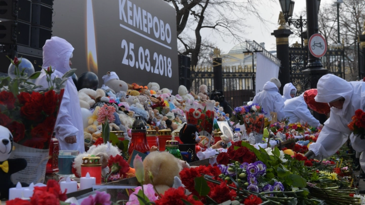 Семь лет назад погибли 60 человек: в Кемерове почтили память жертв пожара в Зимней вишне