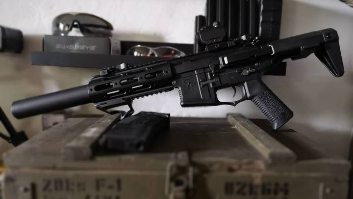 Оружие, взрывчатка и форма: В итальянском аэропорту обнаружилась гумпомощь Украине