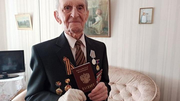 В Ростовской области участник первого Парада Победы в 99 лет официально стал гражданином России