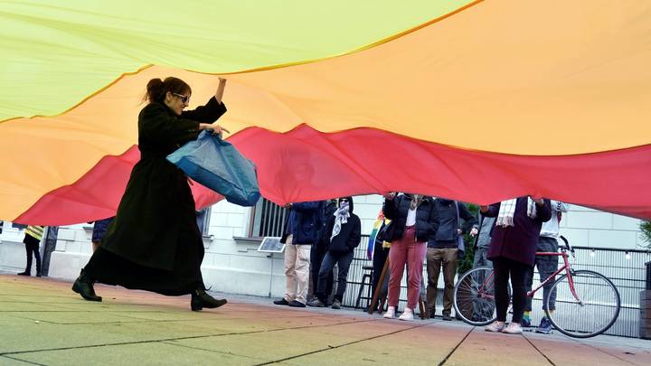 Pussy Riot с радужным флагом не нашли поддержки в Москве: Месяц безудержной психиатрии