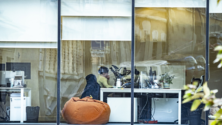 Опрос указал на дружбу коллег: Самыми общительными оказались мужчины