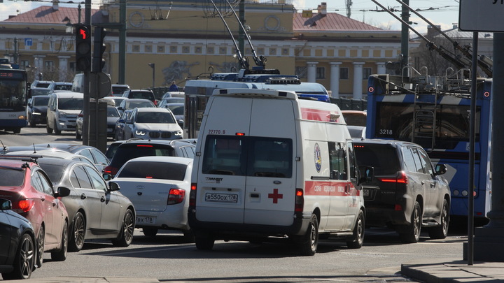 Пробки в Петербурге: Улицы перекрыты, центр парализован