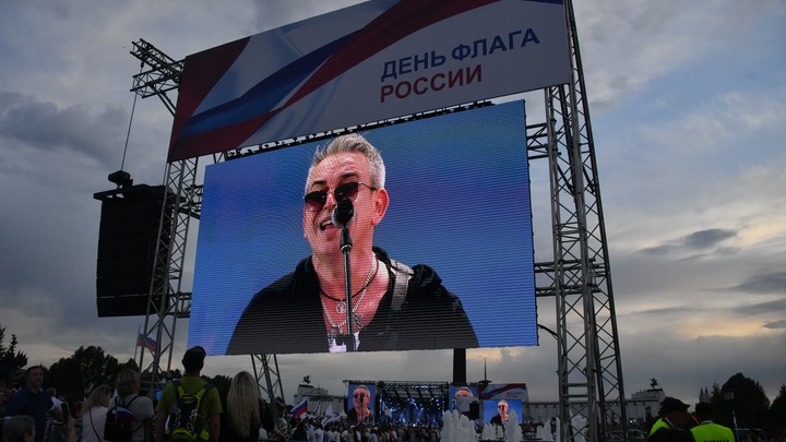 Под чем она?: Лидер группы 7Б Демьян ответил Разиной, сравнившей концерты на СВО с корпоративами