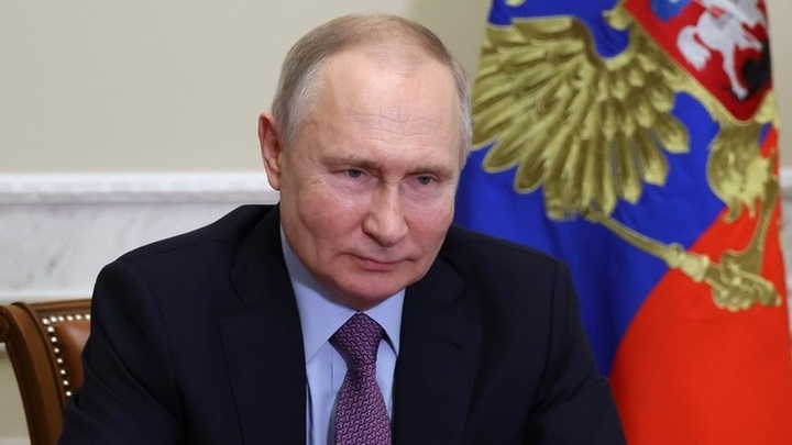 Путин в режиме онлайн объявил о старте спуска крейсера Император Александр III