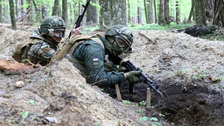 Стоящие на коленях пленные боевики ВСУ попали на видео в Курской области