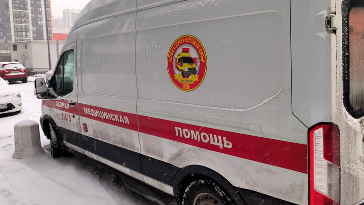 В Екатеринбурге автобус врезался в дерево: пострадали четыре человека