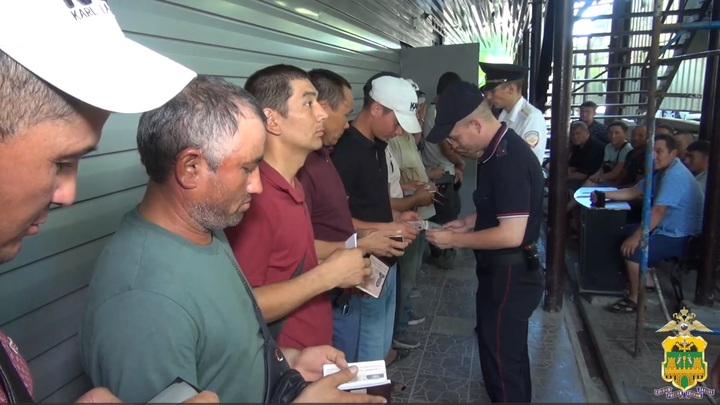 Более 250 гастарбайтеров доставили в полицию в Сочи