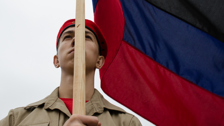 Исторический момент: На самой высокой точке Мариуполя подняли флаг ДНР