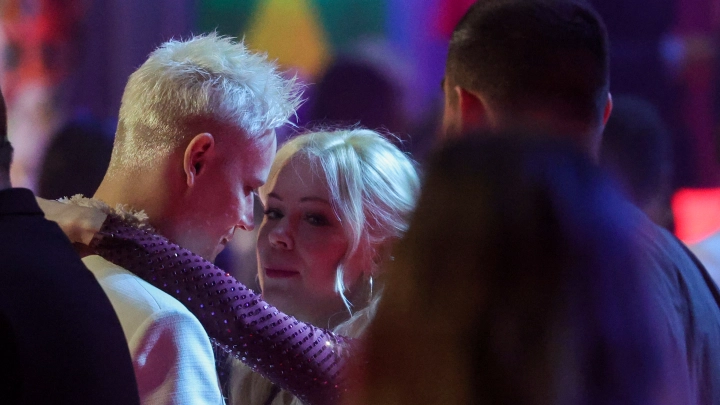 Вместо платья - гимнастёрка: Кадры со свадьбы Мизулиной и SHAMAN в Донецке потрясли подписчиков