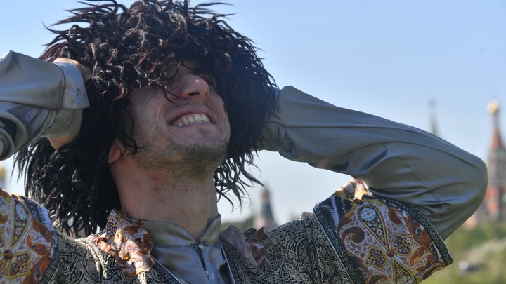 Бородач на глазах трёх сотен зрителей растоптал православный крест: Спустя 12 часов полиция молчит