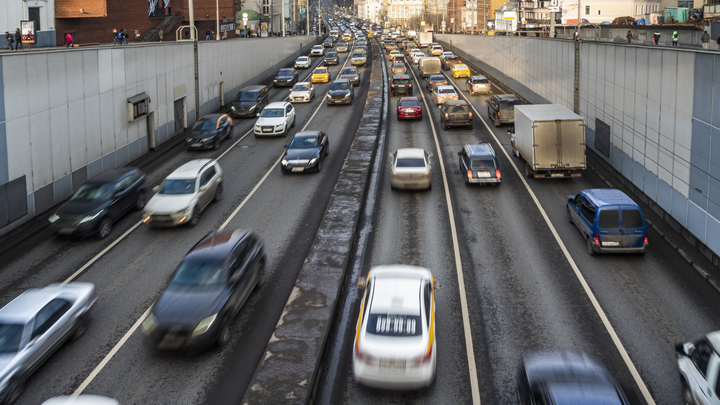 В Екатеринбурге неадекватный водитель устроил разборки посреди дороги