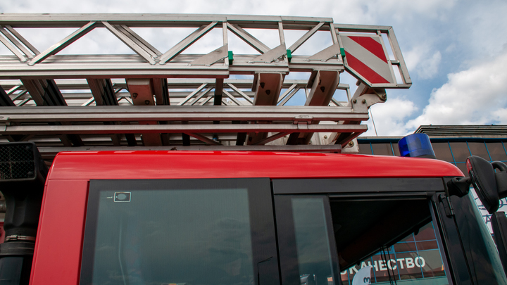 На территории строящейся школы в Краснодаре произошёл пожар