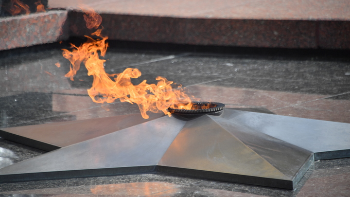 В Химках школьники потушили Вечный огонь снежками