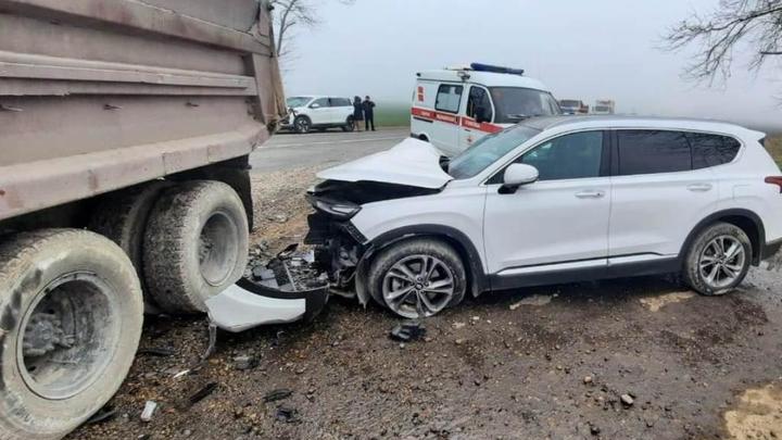 В Новокубанском районе три человека пострадали в ДТП с КамАЗом