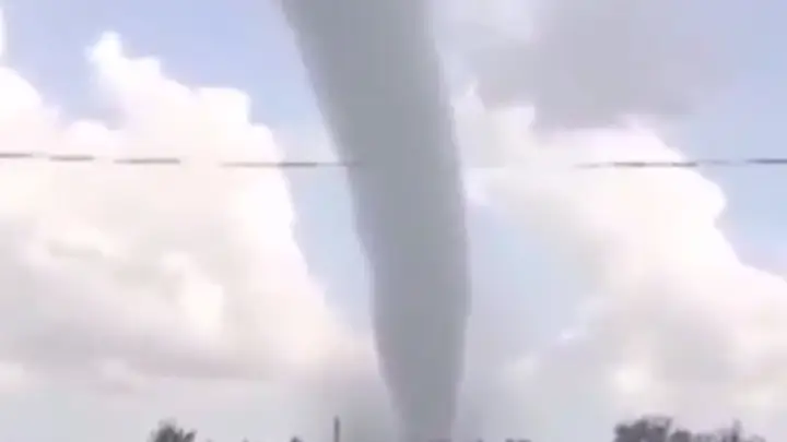 Очевидцы сняли на видео смертоносный смерч в Оренбургской области