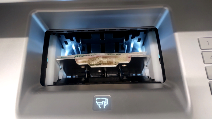 Обладателей карт ждёт сюрприз у банкомата: При снятии денег лучше не брать телефон