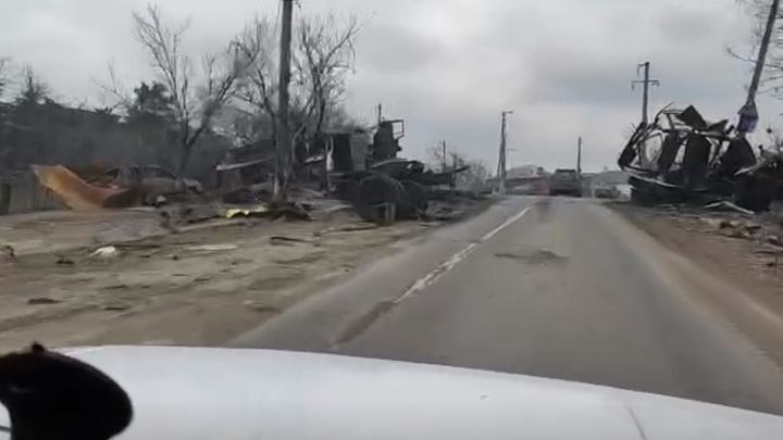 Последствия боёв с неонацистами сняла на видео военкор: Въезжаем в Мариуполь