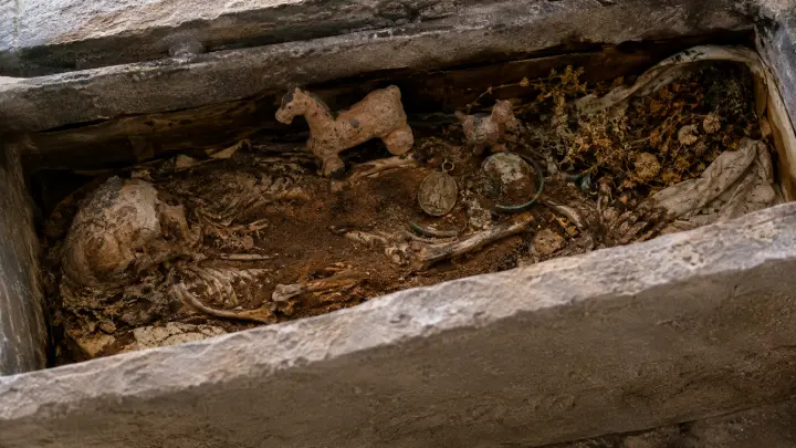 В Румынии вскрыли нетронутый детский саркофаг с игрушками возрастом 1800 лет