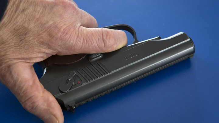 В поселке под Выборгом больше не могут терпеть пьяного мужчину в трусах