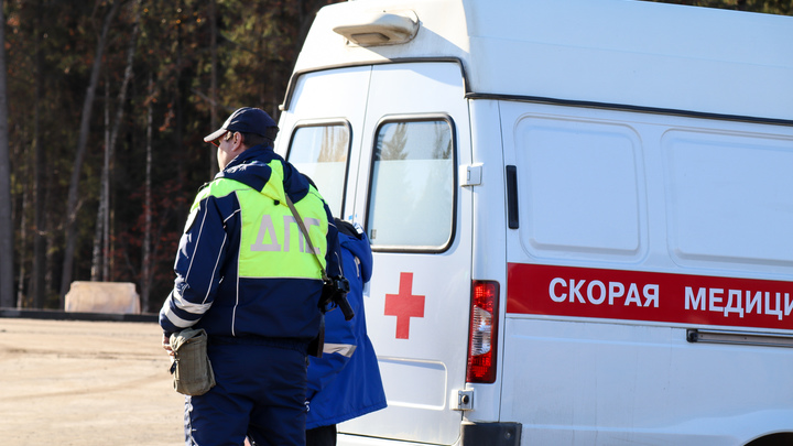 На ЕКАД в Екатеринбурге скопилась пробка из-за фуры, влетевшей в Mercedes