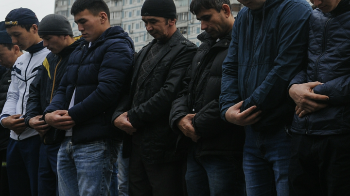 Хулиганка за расстрел офицера СВО. В Смоленске мигранты договорились с полицией