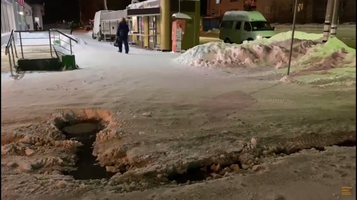 В Бердске из-за засора канализации новогодними салатами затопило улицу
