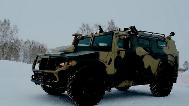 Спецназ ЦВО отработал экстремальное вождение на бронированных Тиграх в Новосибирской области