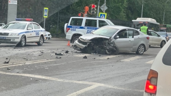 Шесть человек пострадали при столкновении автомобилей на улице Кемерова