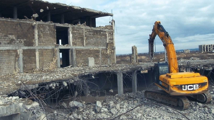 Спортивной базы и парка аттракционов не будет: В Анапе от самостроев очищают песчаные дюны