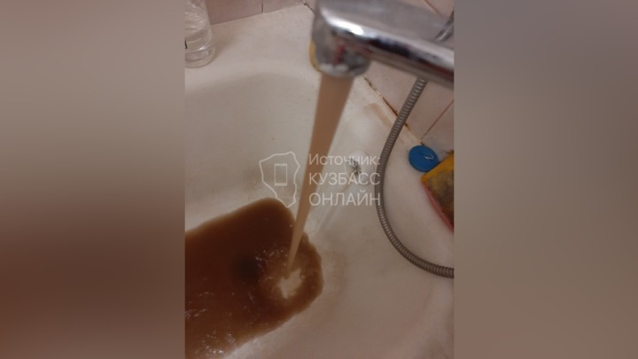 Кузбассовцы массово жалуются на грязную горячую воду