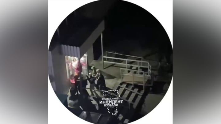 Массовую драку доставщиков и студентов сняли на видео в Кемерове