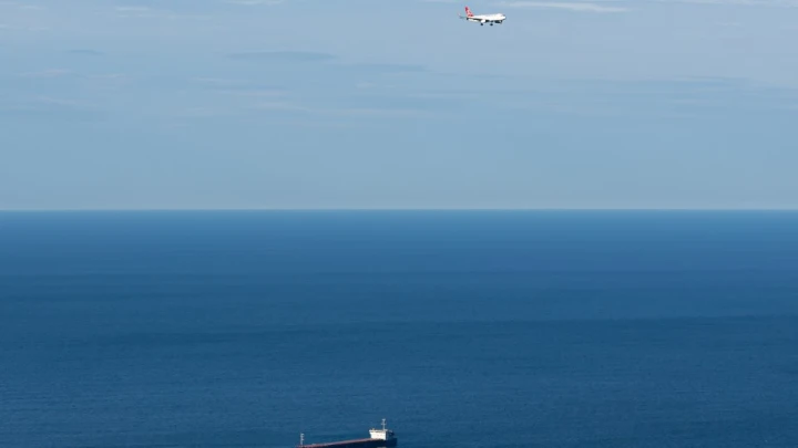 Захвачено судно с русским экипажем: Инцидент в Атлантике