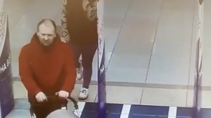 В Иванове полиция из-за краж в магазинах объявила в розыск мужчину с детской коляской