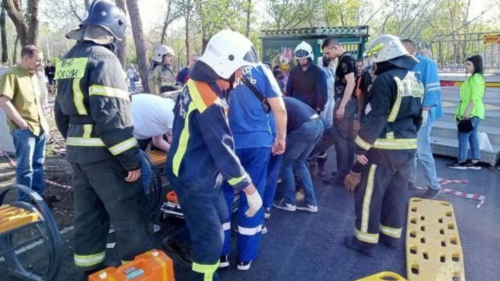 Женщина и ребёнок попали в реанимацию после падения карусели в Оренбурге