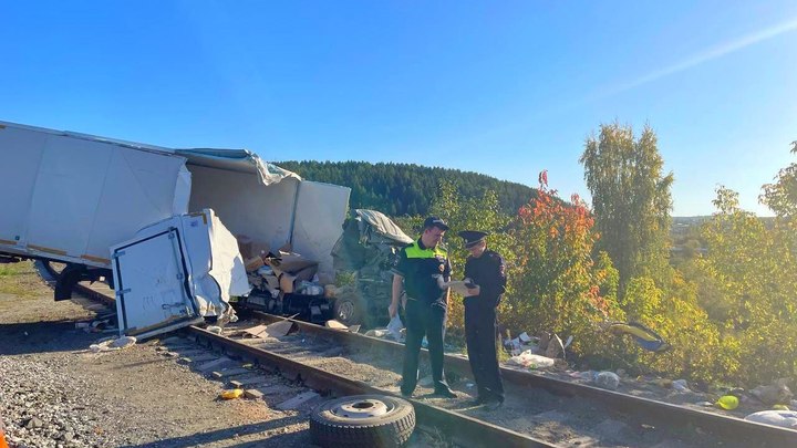 В Свердловской области поезд снес грузовик, выехавший на железнодорожный переезд