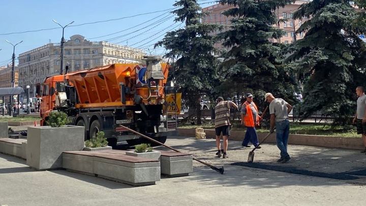 Наталья Котова отчитала зама за бутылку на дороге в центре Челябинске