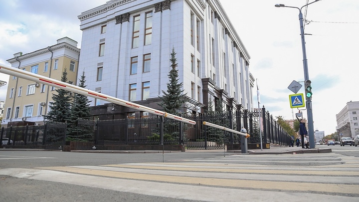 В Челябинске перед зданием правительства области произошло массовое ДТП