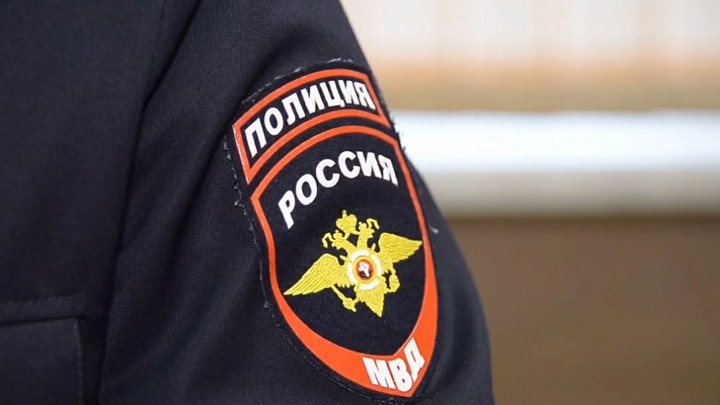 В Северном Тушино столичные полицейские спасли 20-летнюю девушку от падения с высоты